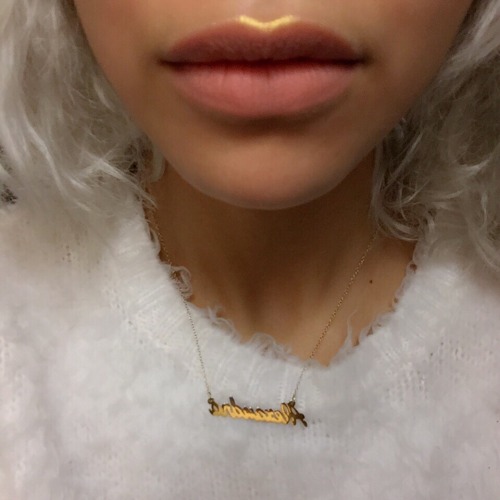 bambooearring:tomb-stoned:  earth angel  Alex is a beauty like what ?