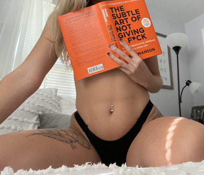 xo-seraphina-deactivated2022021:Reading anything good lately ? 