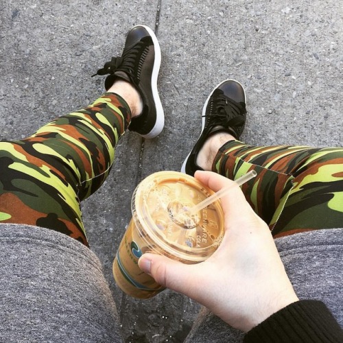 this is what mornings are for ☕️ #dayoff #coffeetime #goodmorning #style #leggings #menwithstyle #ca