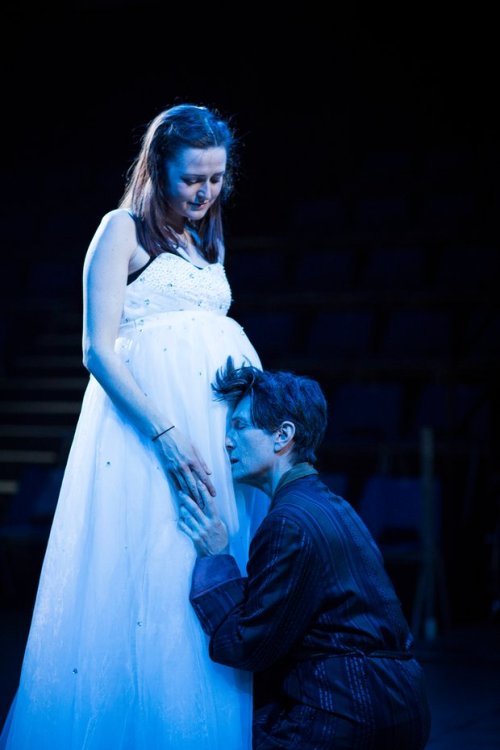 shakespearenews: Clare Dunne (Portia) and Harriet Walter (Brutus) in Julius Caesar. Photograph: Hele