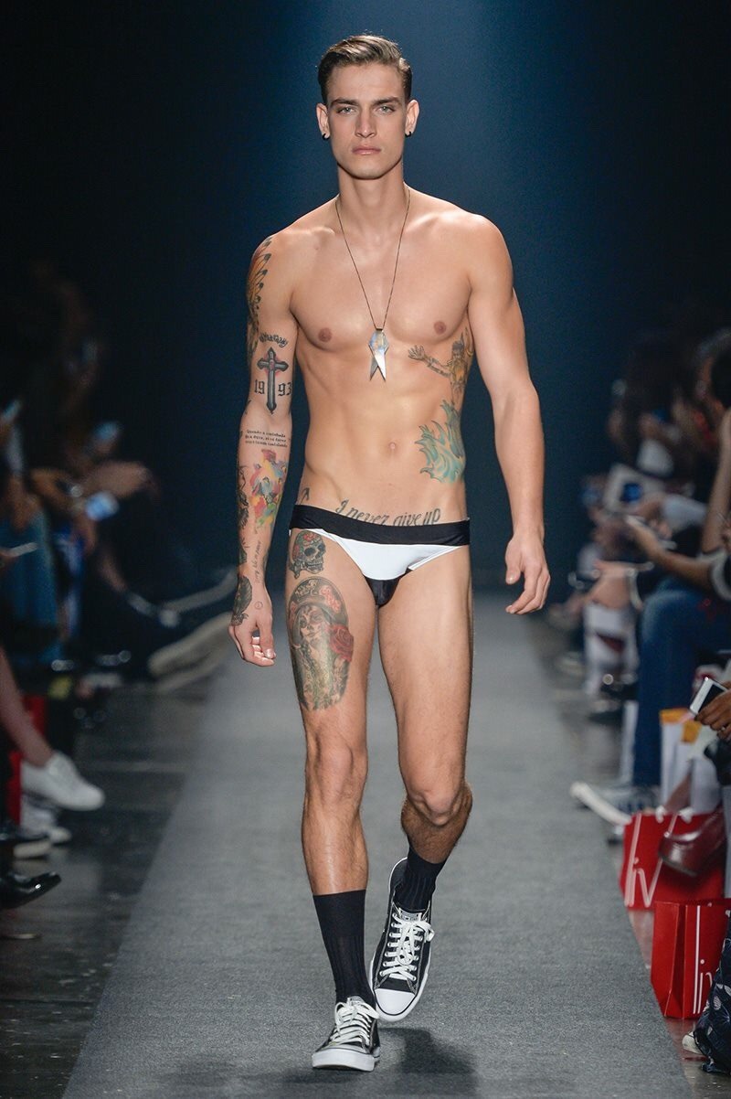 amarfoto:  AMIR SLAMA SPRING SUMMMER 2017 São Paulo Fashion Week 