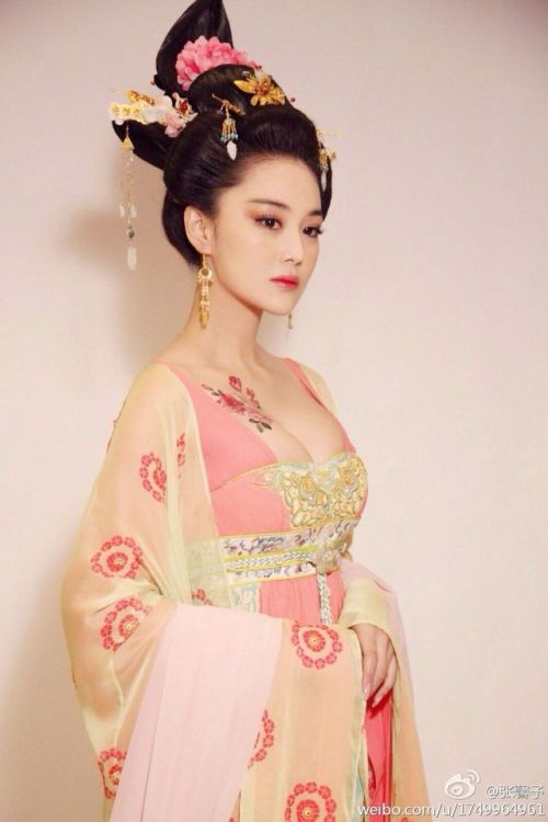 andantegrazioso: Zhang Xinyu in The Empress of China | weibo.com