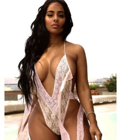 lasbellasysexys:  Hermosa Morena