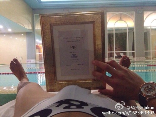twhornyboy:  swimnicedog:  他的屌真的很大，被他強暴過三次，運動褲被撕爛尿直接噴，不塗KY手指用尿或口水強行進入，撐開，然後直接幹，不夠放鬆或插入不順暢，耳光就落下來"—–也有被逼著拍下求他朋友幹我在的影片