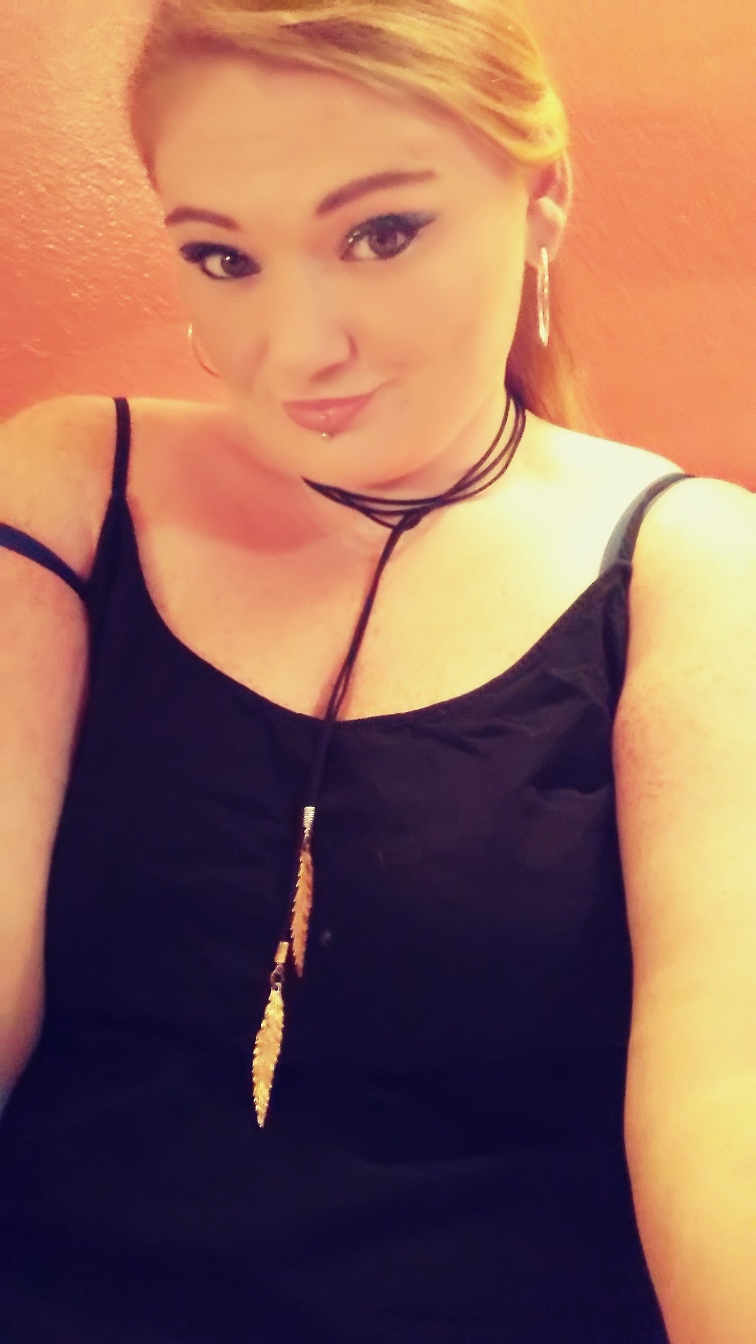 bigbeautifulbombshell87:  Just hangin at the telly…