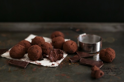 vegan-yums:  Simple vegan chocolate truffes / Recipe  