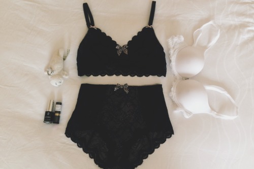 milk-neko:  my bf got me this lovely set from marks and spencer, as well as a dark plum lipstick, matte black nail polish and a white seal keychain :3 please do not remove the caption and the source.
