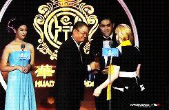 avrillavigine:  Avril Lavigne wins best global singer award at Huading Awards (X)