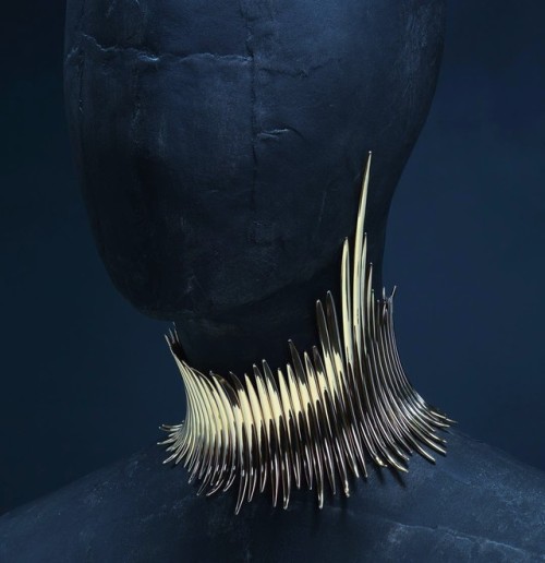 erowid:“Couture Quill Choker” made up of 12 different lengths of 66 individual shards. © Sean Leane 
