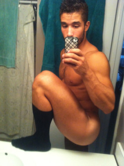 brodays:  Hot Self Pic Studs! Hundreds Of