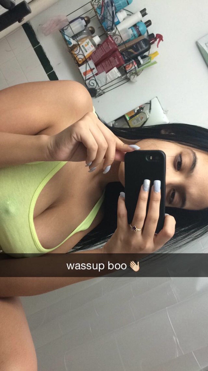 batbatmanblog: pussyconnoisseur6996:  Sexy Amateur 👍  Lovely Redbone!!! 