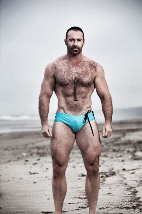 HOT GUYS ON THE BEACH