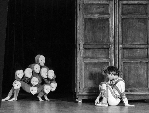 eyesaremosaics:Théâtre du Mouvement – Catherine et l'armoire, 1985