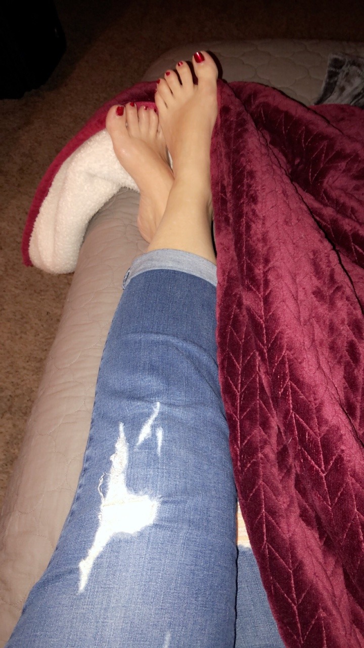 snoopythatsme: acurvypixie:   Having some pain issues tonight so I’m snuggling