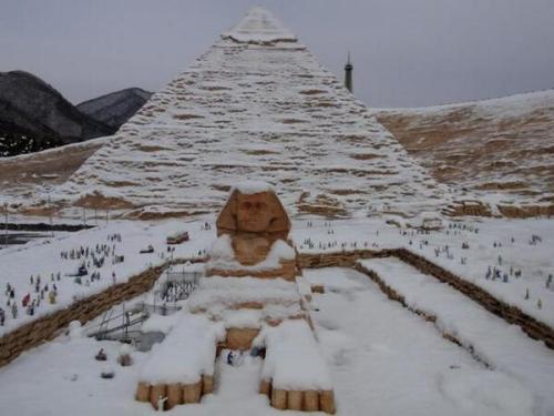 aethermage: This is the first snow in Egypt for 112 years. This angle of the Sphinx shows the anomal