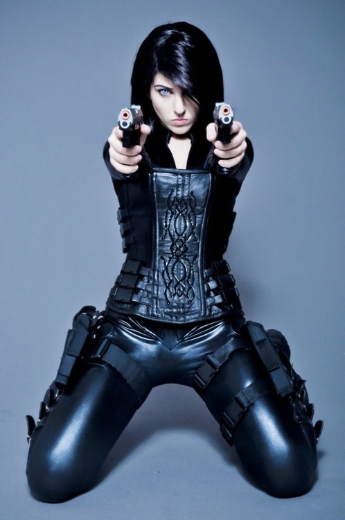 sexygungirls:  Posted for those piercing eyes…