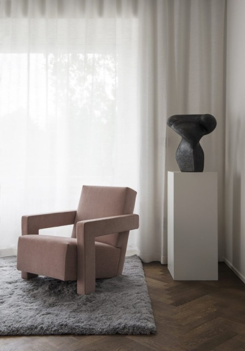 scandinaviancollectors: Functionalist villa in Stockholm featured in Residence Magazine: Utrecht arm