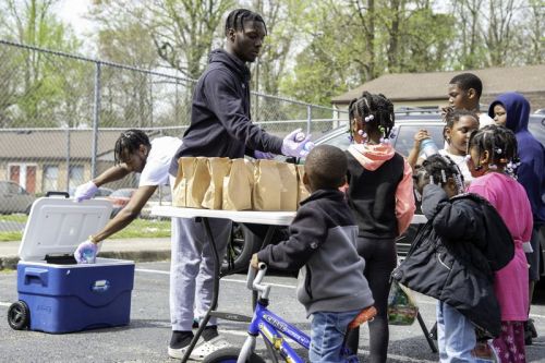 For We Woke Wednesday: The Helpers: Lakeland boys basketball team helps feed children during coronav