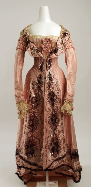 vint-agge-xx:1900 This Dress belonged to Hortense Mitchell Acton, an heiress from Chicago.