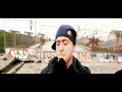 Mientras fuma, le quito la ropa 💨👌