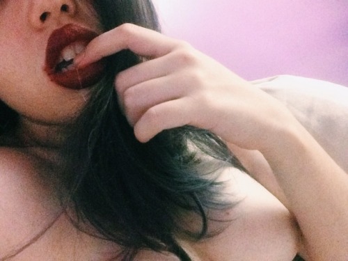 waterxme: I clearly don’t know how to paint my lips