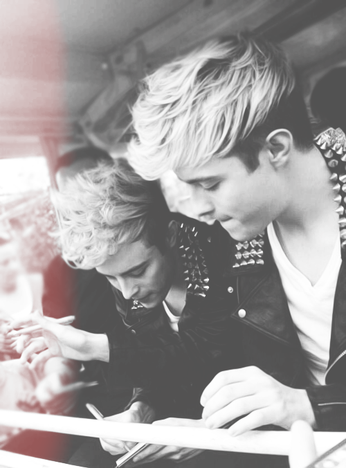 adultmaletwins:  faidingrainbow:  pure delight.pure perfection   Jedward,  twins