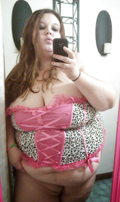 largessbbwbellyfeedeepics:  Wanna fuck a sexy bbw girl? CLICK HERE! 