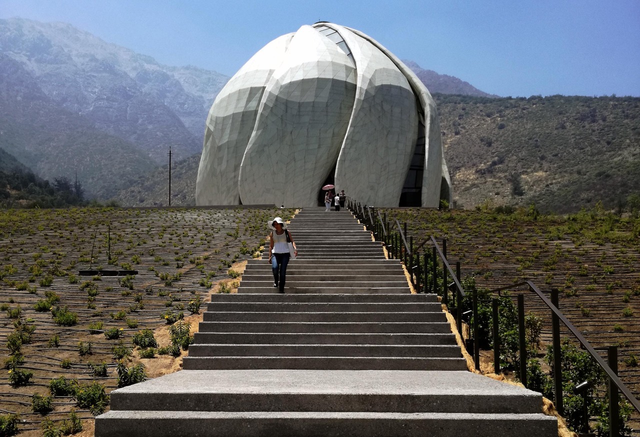 Al pie de la Cordillera de los Andes, el primer Templo Bahá’í de Sudamérica.  A más de 1,000 metros de altura, en los confines de la capital chilena, una super estructura de nueve lados con nueve entradas que simbólicamente acogen a todas las...