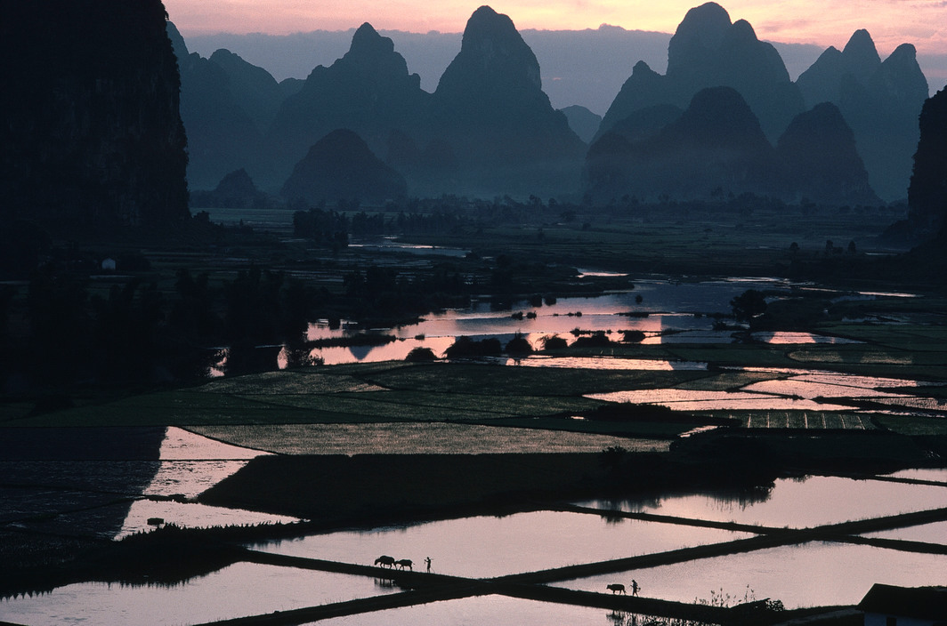 20aliens:  CHINA. Gaotian. Guilin. 1979. The morning glow in the region of abundance.