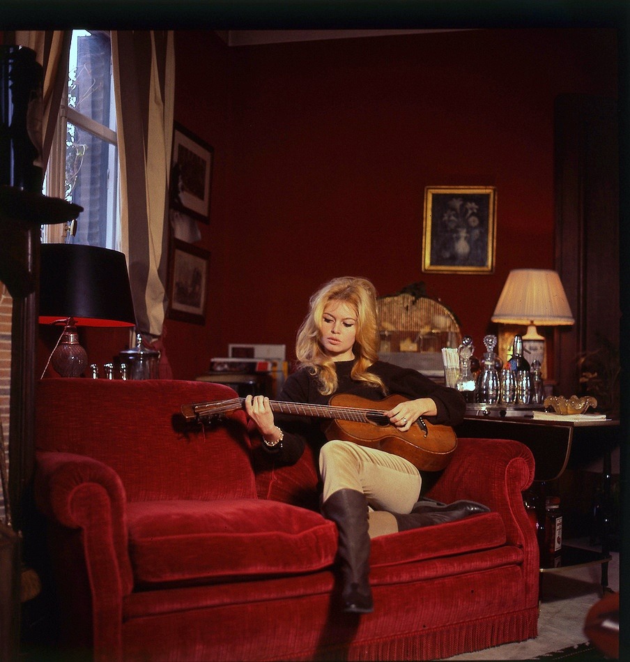 jeanjeanie61:  Brigitte Bardot Candid http://livres.rencontres.bardot.barbara.star.over-blog.com
