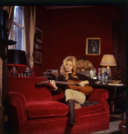 jeanjeanie61:  Brigitte Bardot Candid http://livres.rencontres.bardot.barbara.star.over-blog.com 