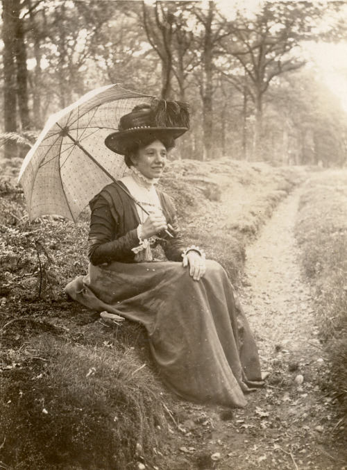 feuille-d-automne: Lady with umbrella , c 1900 Via LovedayLemon on Flickr