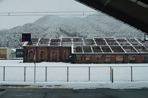 Train stations on a snowy day. / 駅と雪。