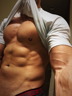 naughtycharlotte2:  yellow11801:  2curious2kno:  pacnwgirl:  three0eight:  Gym done… #me  Look at those abs &amp; veins @2curious2kno  Ohhhh I have been an admirer of @three0eight’s for quite some time, Darn I have to share 😝 Okay Ladies I will