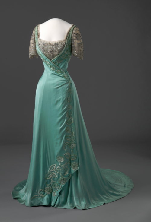 history-of-fashion: ab. 1909  Evening gown (Paris, France)(Nasjonalmuseet for kunst, arkitektur