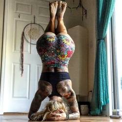 freshvintagesteph:  This is how we #energize… with #headstands and #happypants 😉🙌🏼❤️ Time to teach some #yoga at @mirrorimagecrossfit!