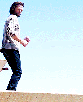 totallymyhero:Jared Padalecki behind the scenes of Entertainment Weekly’s cover shoot.