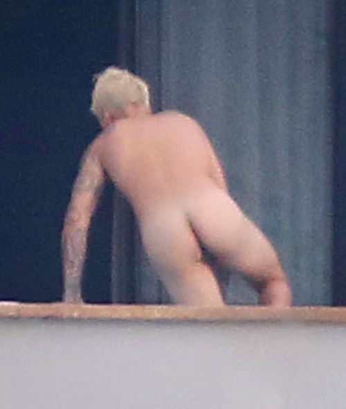 alekzmx: Justin Bieber caught naked… but this time like for real, totally naked!