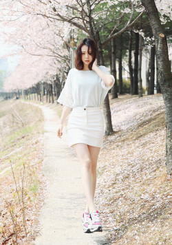aiseu-tea:  White denim skirt ; White t-shirt