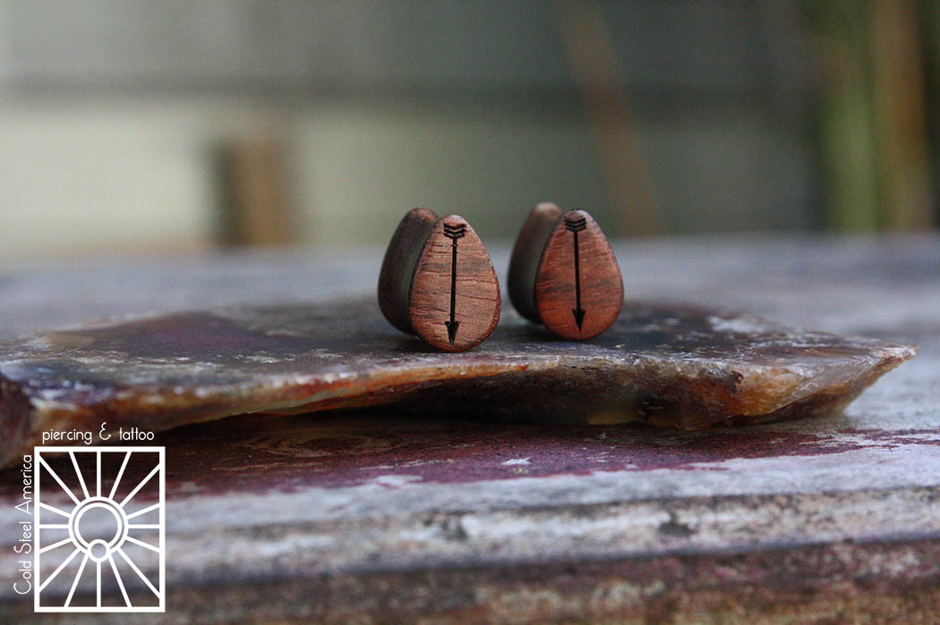 Adorable little 00g etched Bloodwood arrow teardrop plugs from Omerica Organics.
Available for purchase and shipping!