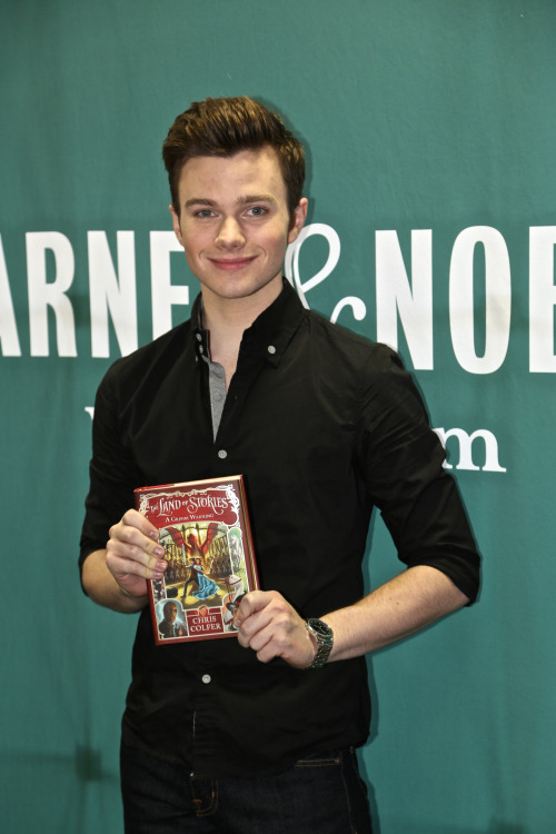 chriscolfernews-archive:Chris Colfer at The Land of Stories: A Grimm Warning book signing at Barnes 