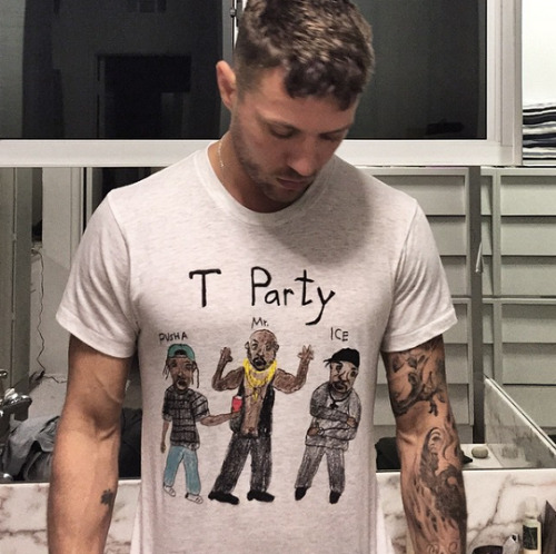 femburton:  i think i’m the only person on the website that checks ryan phillippe’s instagram