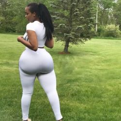 hugebuttocks:Black woman with huge buttocks
