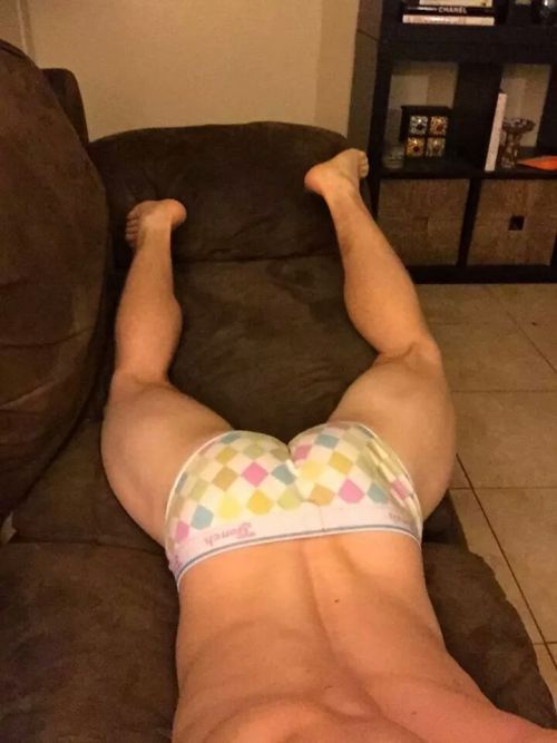 biggingerbro-blog: naughtyboyscorner:Tight Cute undies! Nice couch