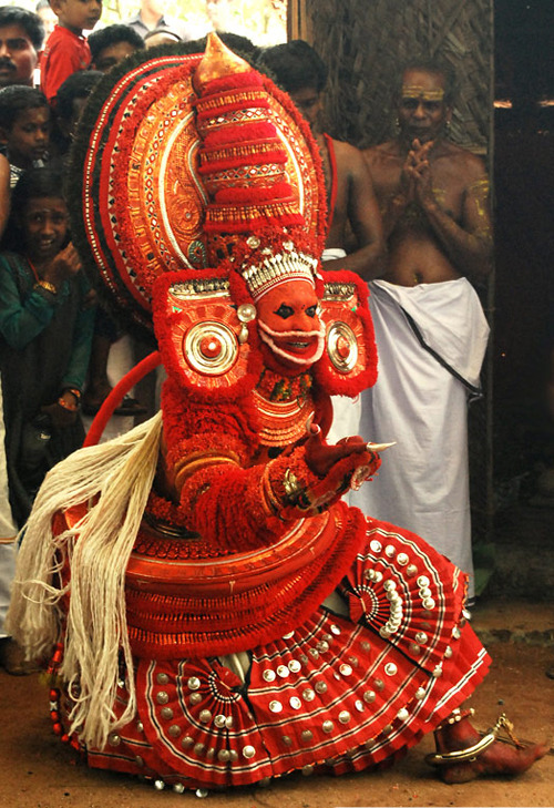 yasunao:インドで「新石器時代から伝わる」祭り『ティヤム』の装束が見たら忘れられないインパクト | DDN JAPAN