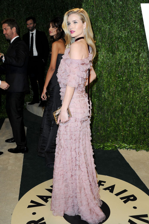 victoriasecre-t: Rosie Huntington-Whiteley, Vanity Fair Oscar’s Party 2013. I adore her dress!