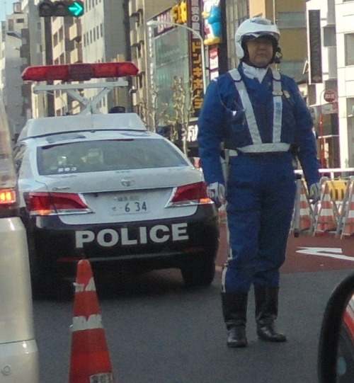 はにかんでいる感じの笑顔が素敵な、大柄の白バイ隊員のおまわりさん