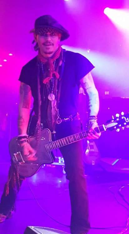 loryjdeppgirl:Johnny Depp posing for a picture ❤On Stage XMas Pudding Phoenix, AZ (December 3th, 201