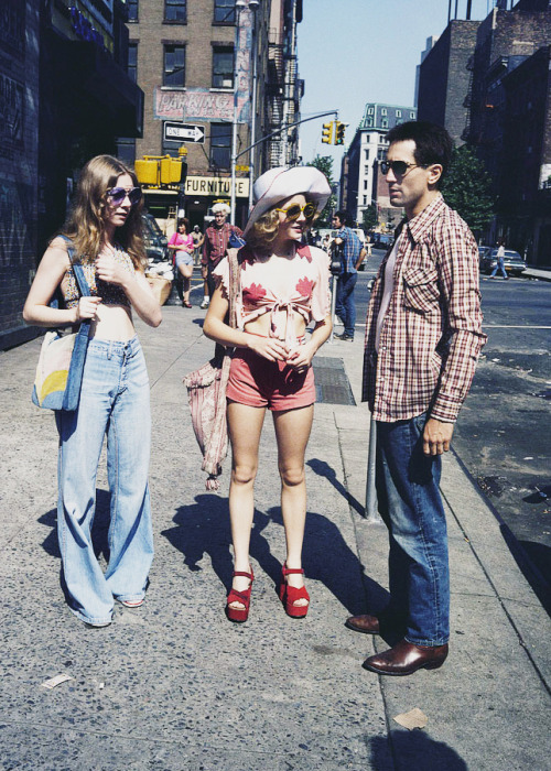 hollywoodlady:Jodie Foster, Connie Foster and Robert De Niro photographed by Steve Schapiro on the s