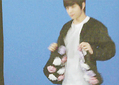chandoo:  sunggyu’s way of unsuspiciously filming videos     